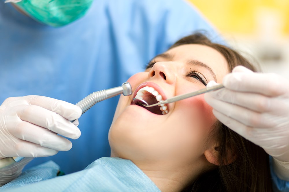 En kvinna blir undersökt av en tandläkare