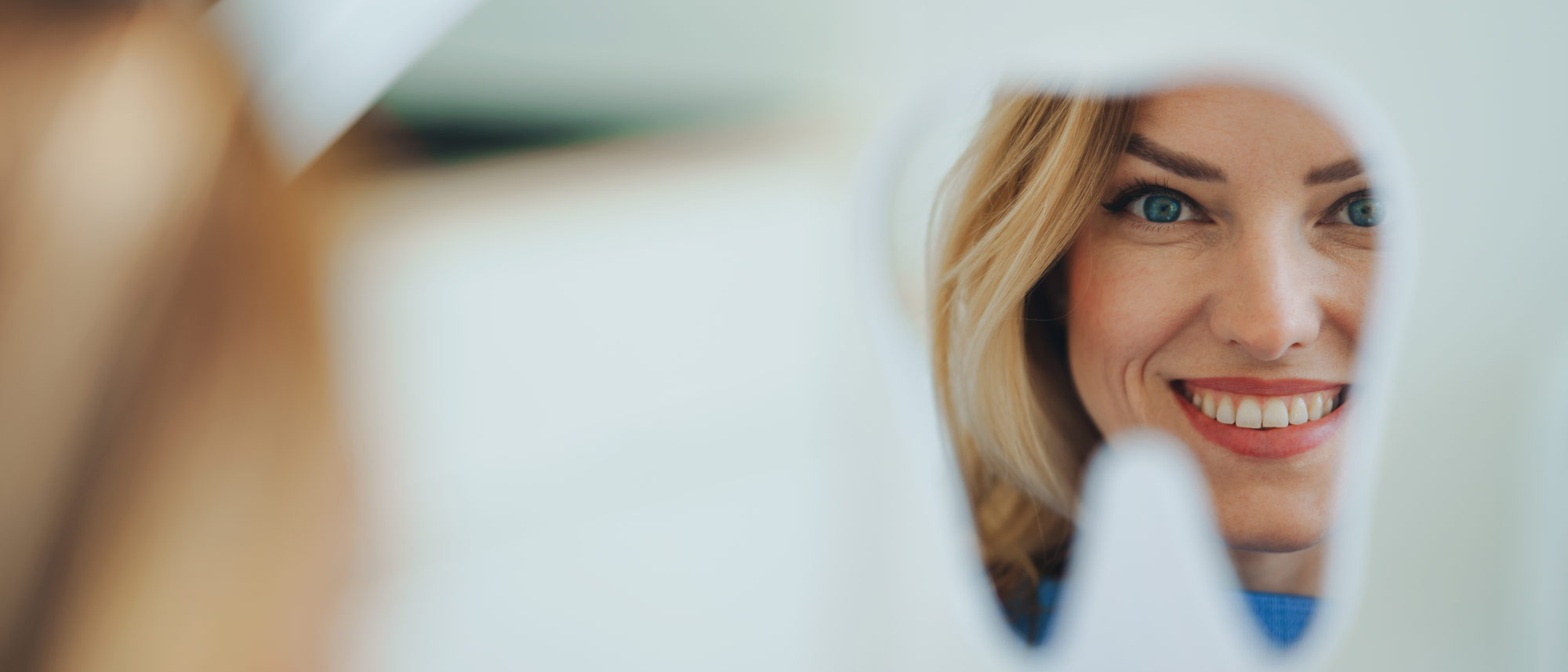 En kvinna ler i en spegel