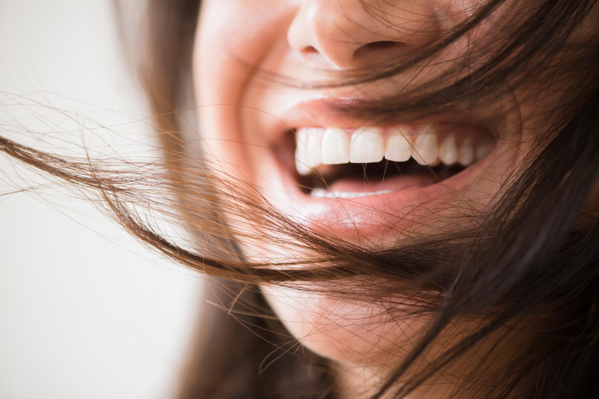 En närbild på en kvinnas mun där tänderna syns